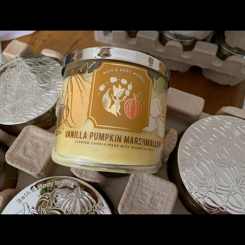 Bathbody works VANILLA PUMPKIN MARSHMALLOW candle